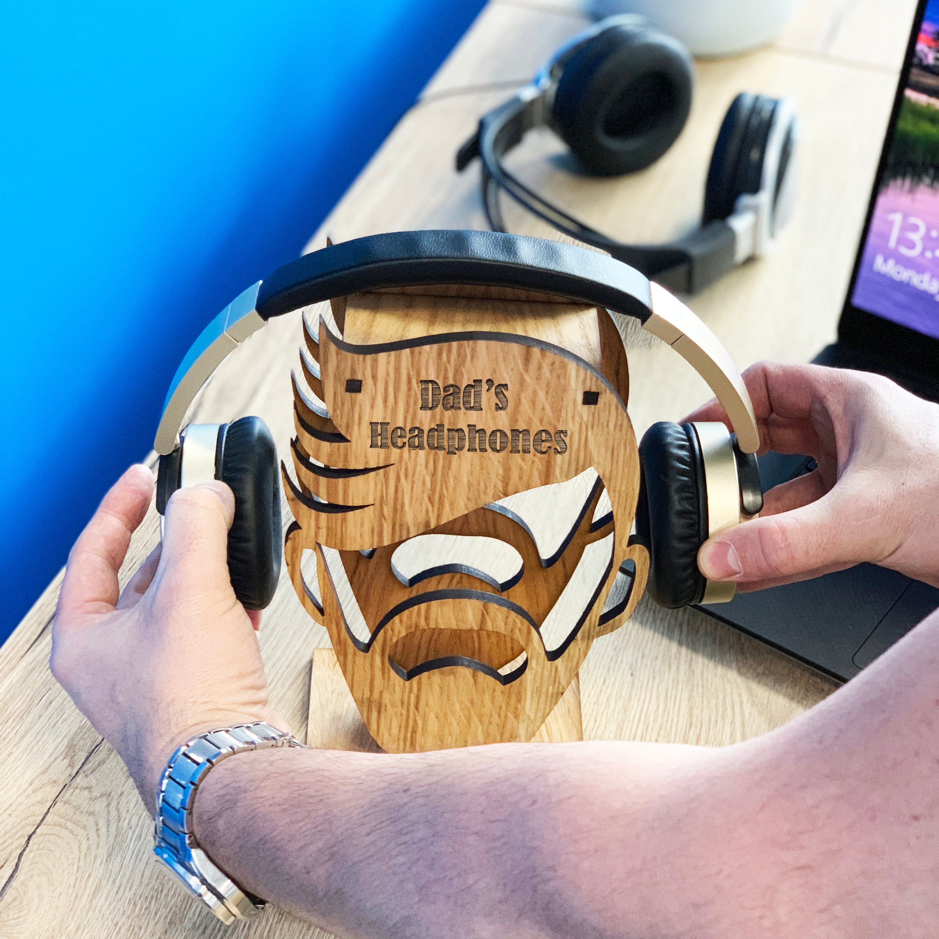 Personalized headphone online stand